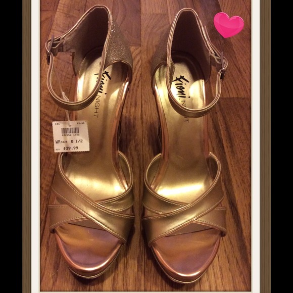 Shoes. - Picture 2 of 4