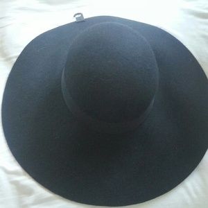 Oversized black floppy hat