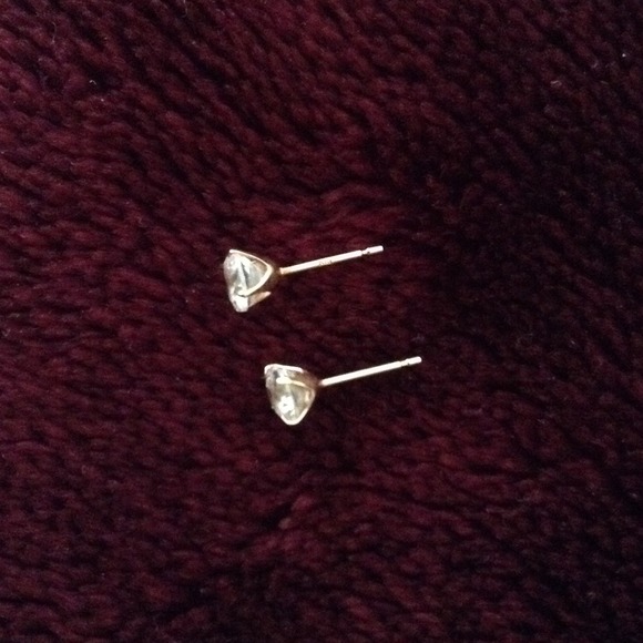 Real 18k earring with stone