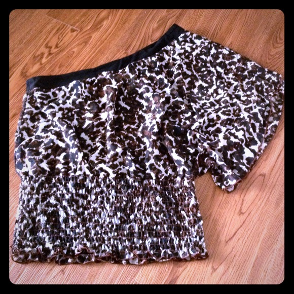 One sleeve leopard top