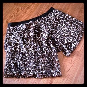 One sleeve leopard top