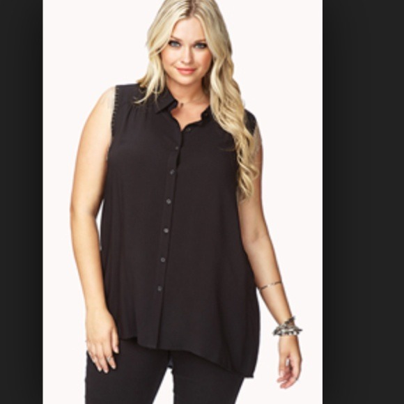 CLOSET CLOSEOUT❌ hi-Lo Button up w/ Sleeve Chains - Picture 2 of 4