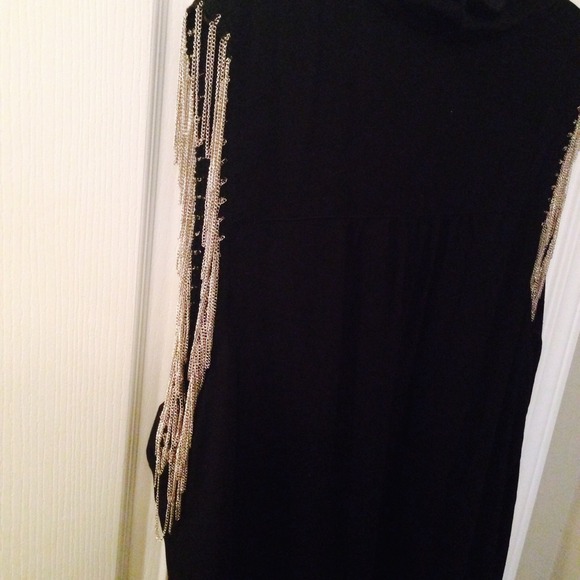 CLOSET CLOSEOUT❌ hi-Lo Button up w/ Sleeve Chains - Picture 4 of 4