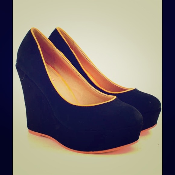 💥Reduced💥 Black pumps with orange accent!
