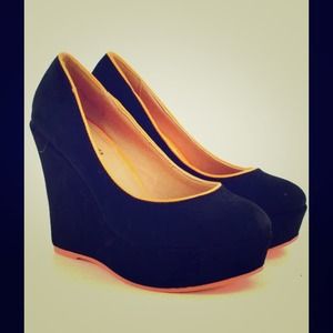 💥Reduced💥 Black pumps with orange accent!