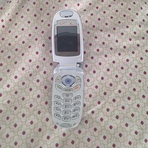 Verizon flip phone w/ charger