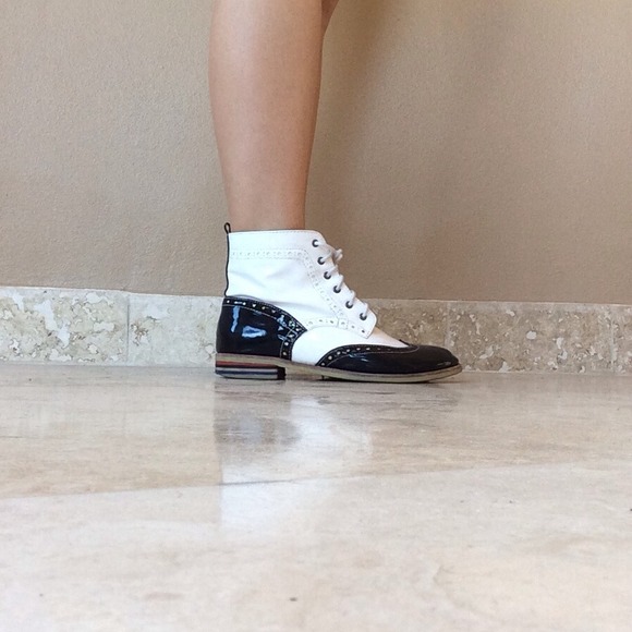 👽Black and white oxford boots