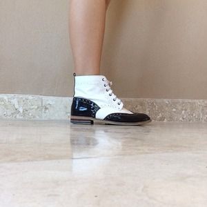 👽Black and white oxford boots