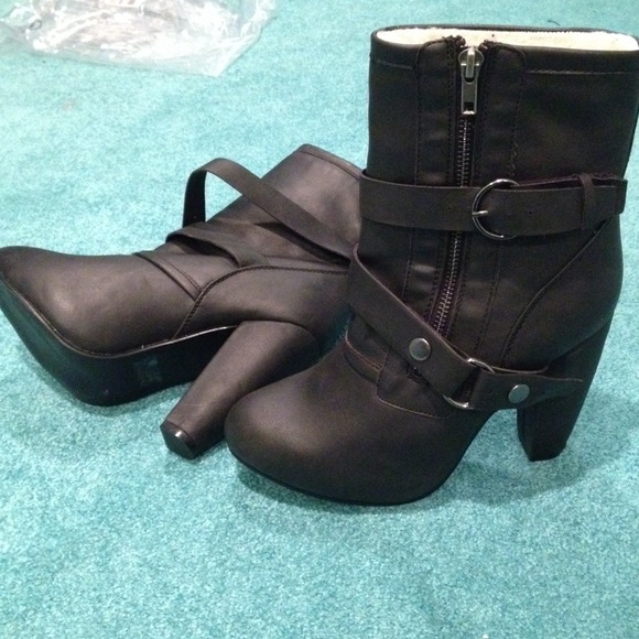 NWOT Black leather-like heeled short boots