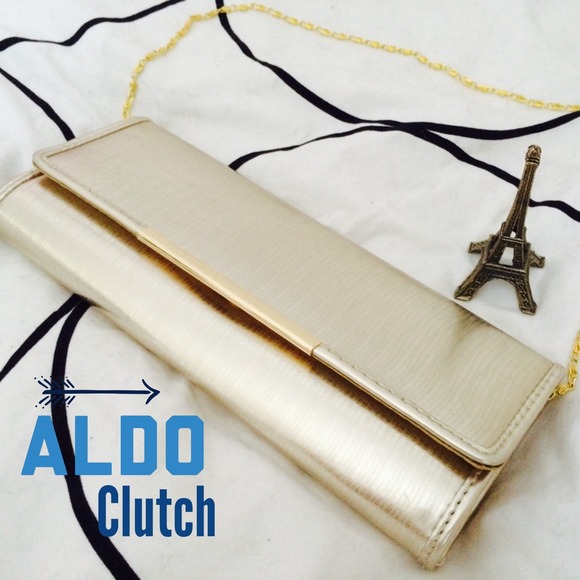 ⤵️CLEARANCE⤵️ Aldo gold clutch on a chain✨
