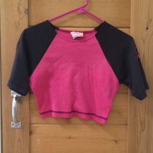 Sporty but sexy mid-drift top.