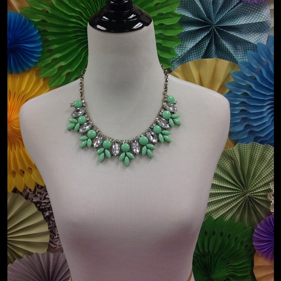 Mint Green Statement/Bib Necklace - Picture 1 of 1