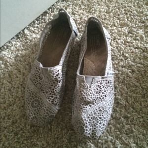 TOMS nude crochet flats size 7.5!