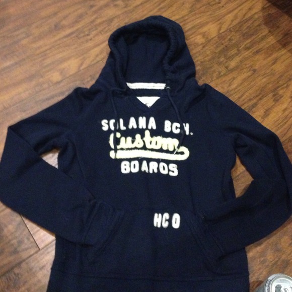 Navy and yellow Hollister hoodie. Size medium💕💕