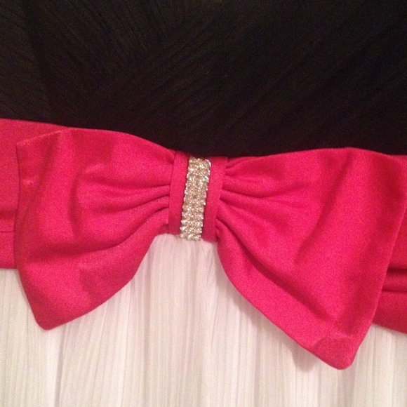 Gorgeous formal/party dress with rhinestone bow! - Picture 2 of 3