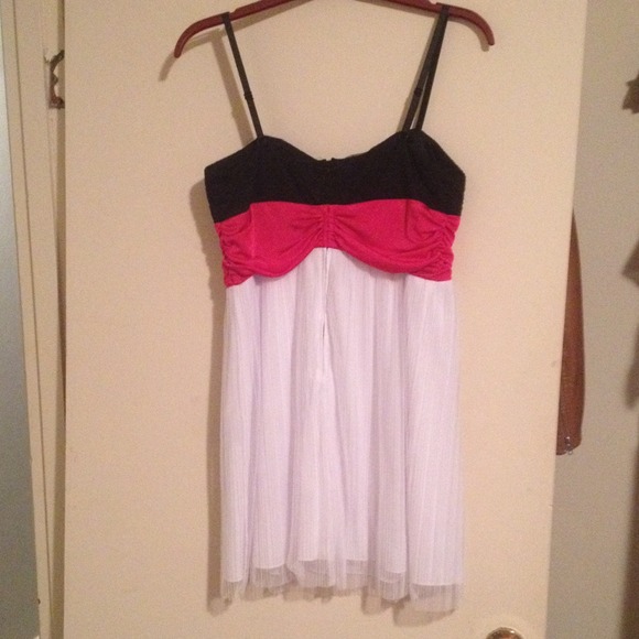 Gorgeous formal/party dress with rhinestone bow! - Picture 3 of 3