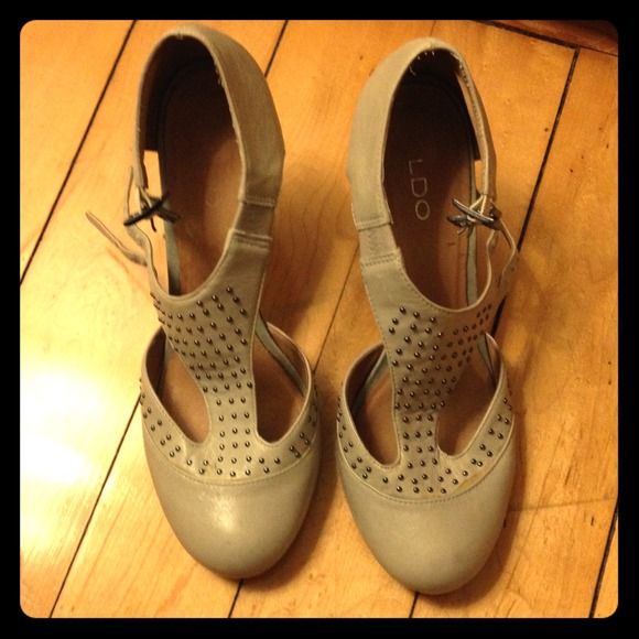 ALDO TSTRAP NUDE SHOES 39 (US 8.5/9)
