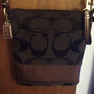 💯 authentic coach canvas stripe swingpack.