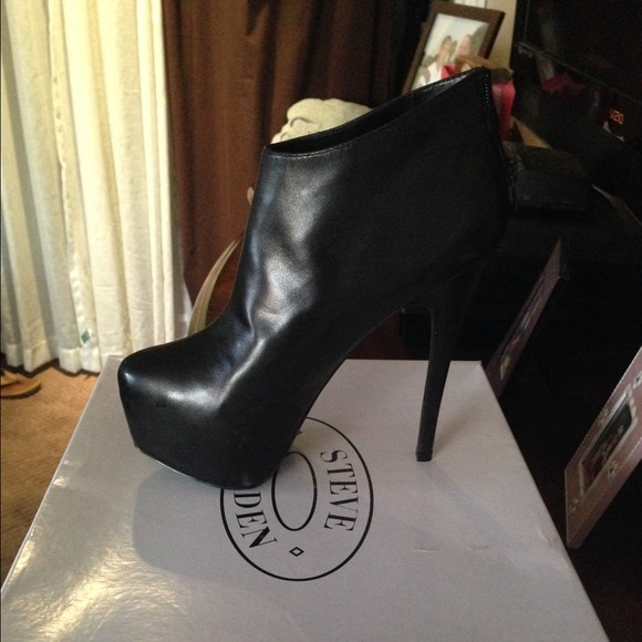NEW never been worn ankle booties
