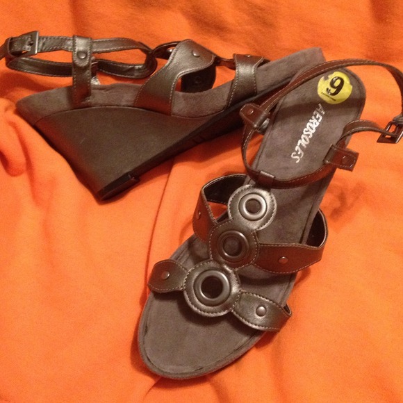 GRAY LEATHER SANDALS BY AEROSOLES - Picture 1 of 3