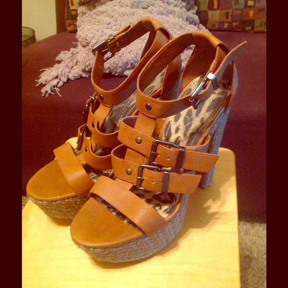 «HP»Jessica Simpson Carlina Platforms 8.5M cognac