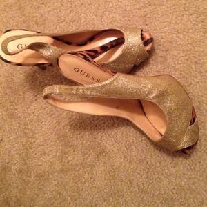 Guess 5 inch pumps
