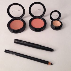 *SOLD IN BUNDLE* MAC Makeup Bundle!