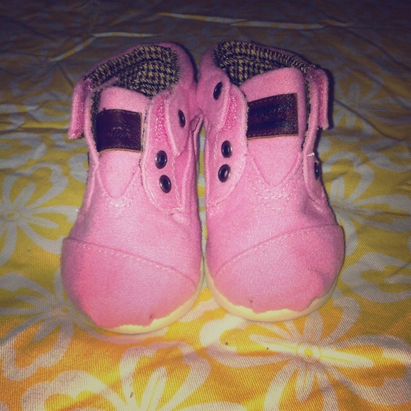 ❌❌SOLD❌❌Tiny" Toms pink size 4 ❌❌SOLD❌❌