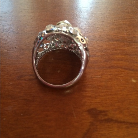 Gorgeous Clear Rhinestone Ring - Picture 4 of 4