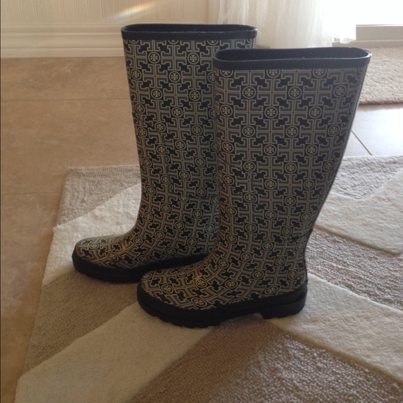 Authentic Tory burch logo rain boots!