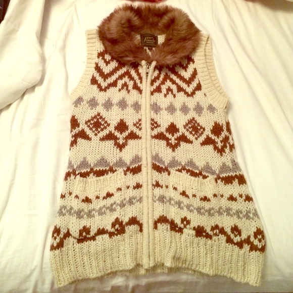 Sweater Vest w/ Fur Collar