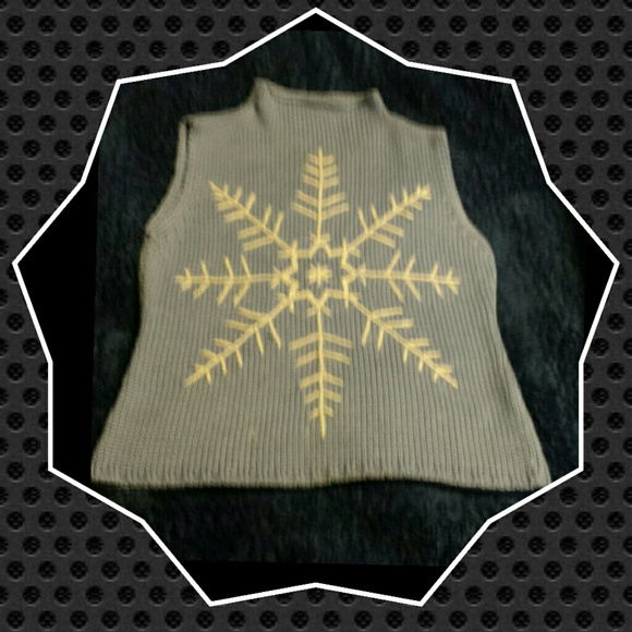 Cute pale blue sleeveless knit top w/snowflake
