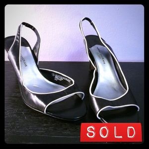 Black & White Isaac Mizrahi Pumps