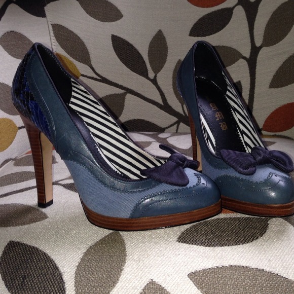 LAMB Blue Spectator Pumps