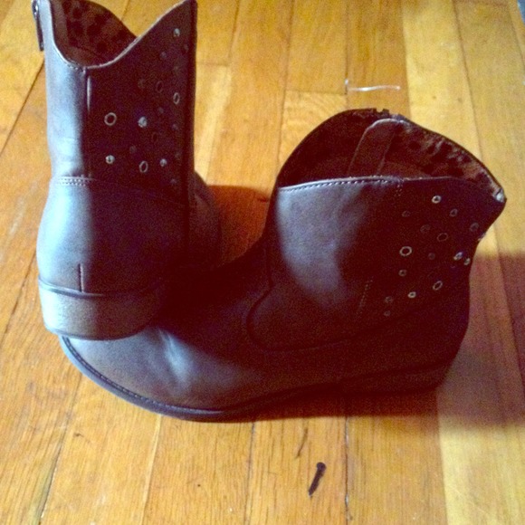 Short cowboy boots