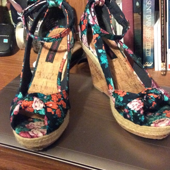 Summer Wedges - Picture 1 of 2