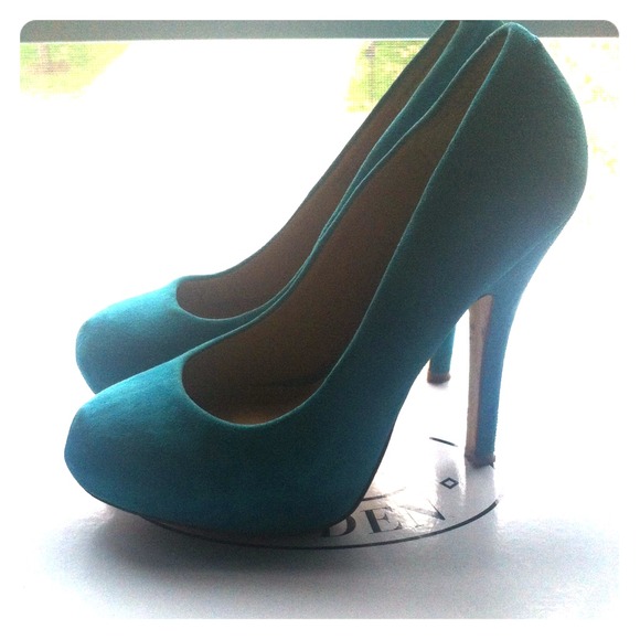 Steve Madden Suede Turquoise Pumps!