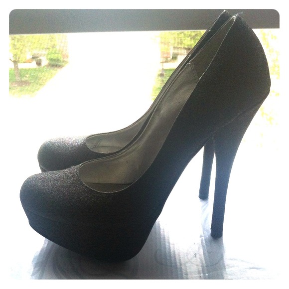 Shi by Journey's brand Black Glittery Pumps