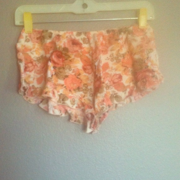 Vodi shorts in light floral print