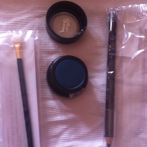 Eye Makeup kit - Picture 2 of 2