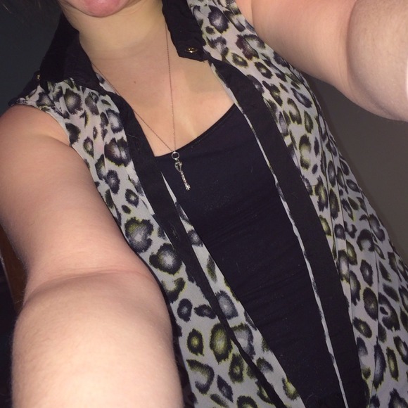 Size Small, cut off sleeves collar around the neck - Picture 1 of 3