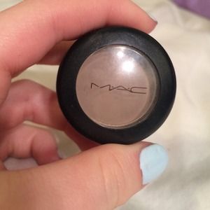 Matte M.A.C eyeshadow in Omega