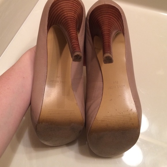 Tan platform pumps - Picture 2 of 3