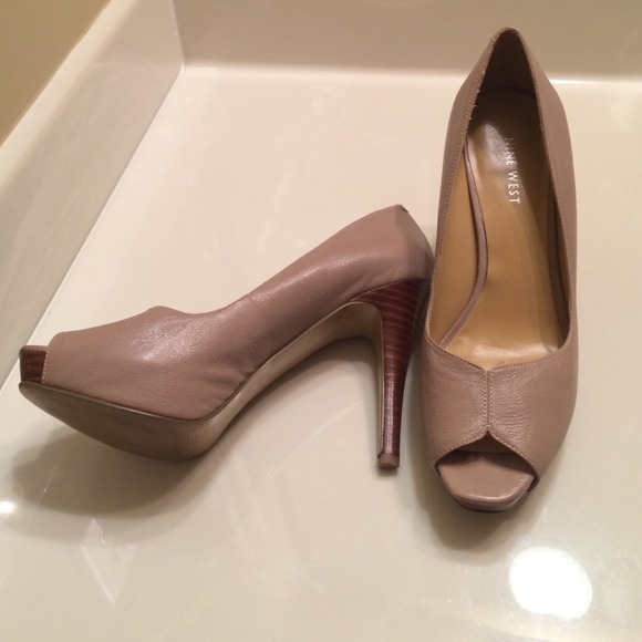 Tan platform pumps - Picture 3 of 3