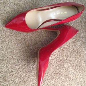 Red Nine West pump