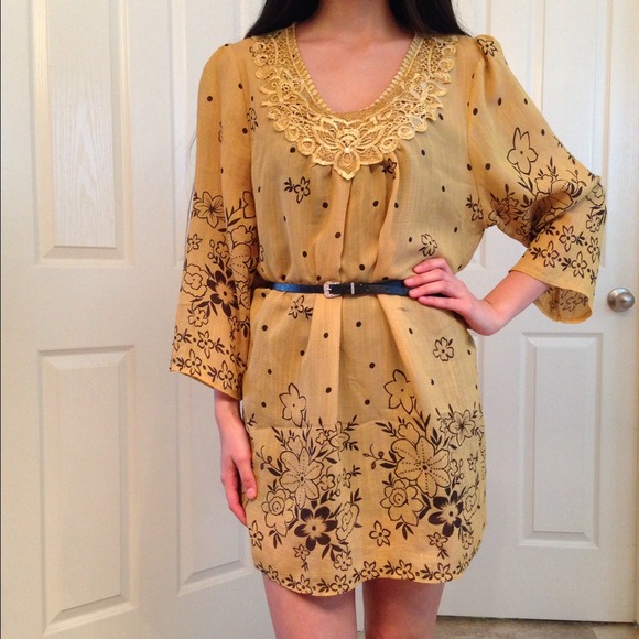 ❌SOLD❌Floral Yellow Tunic
