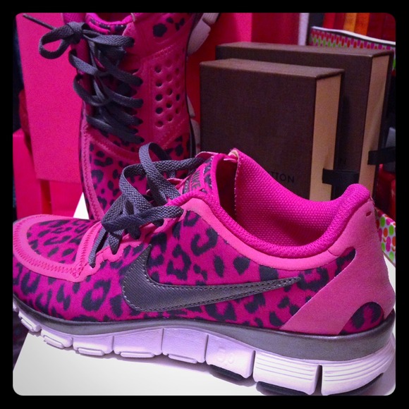 Sold Almost new nike leopard tenni shoes