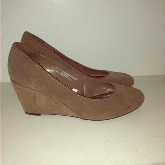 Suede Nude size 8 wedge