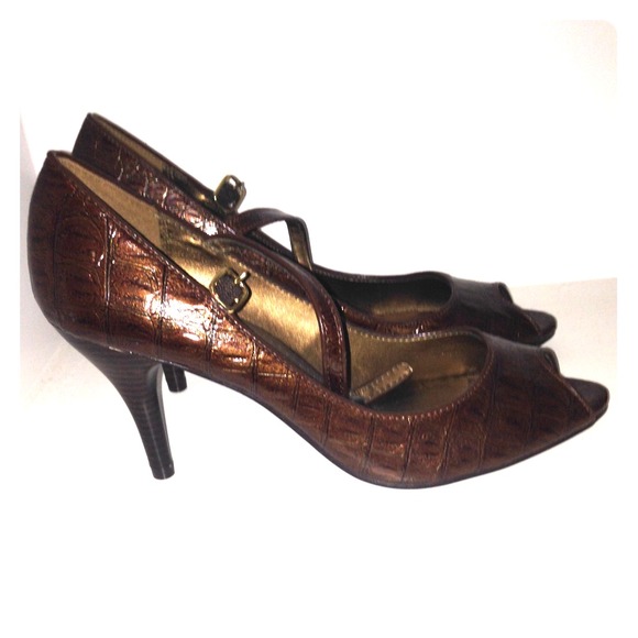 Brown Snakeskin T-strap Size 9 heels