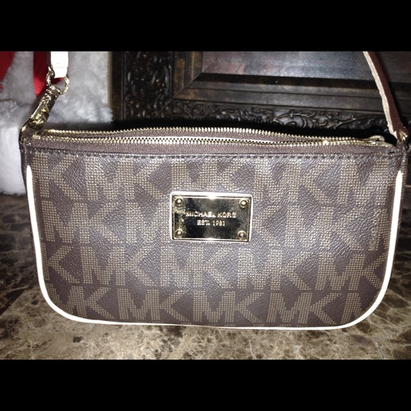 Michael Kors wristlet - Picture 3 of 4